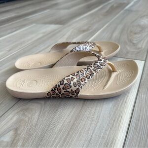 CROCS Kadee II Leopard Thong Flip Flops W 7 Sandals Comfort Lightweight Beach